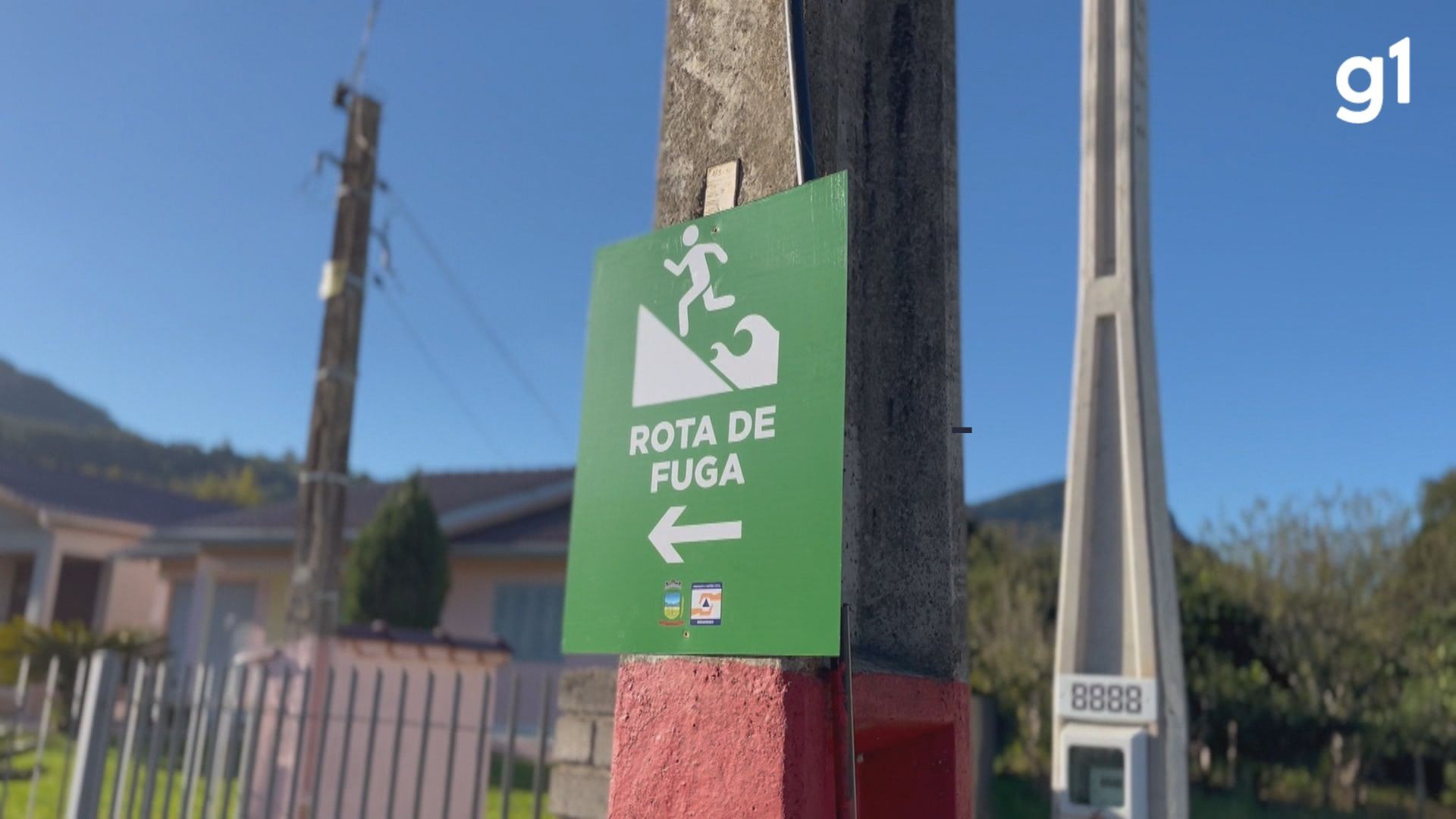 Cidade atingida por enchente instala placas com rotas de fuga e locais perigosos