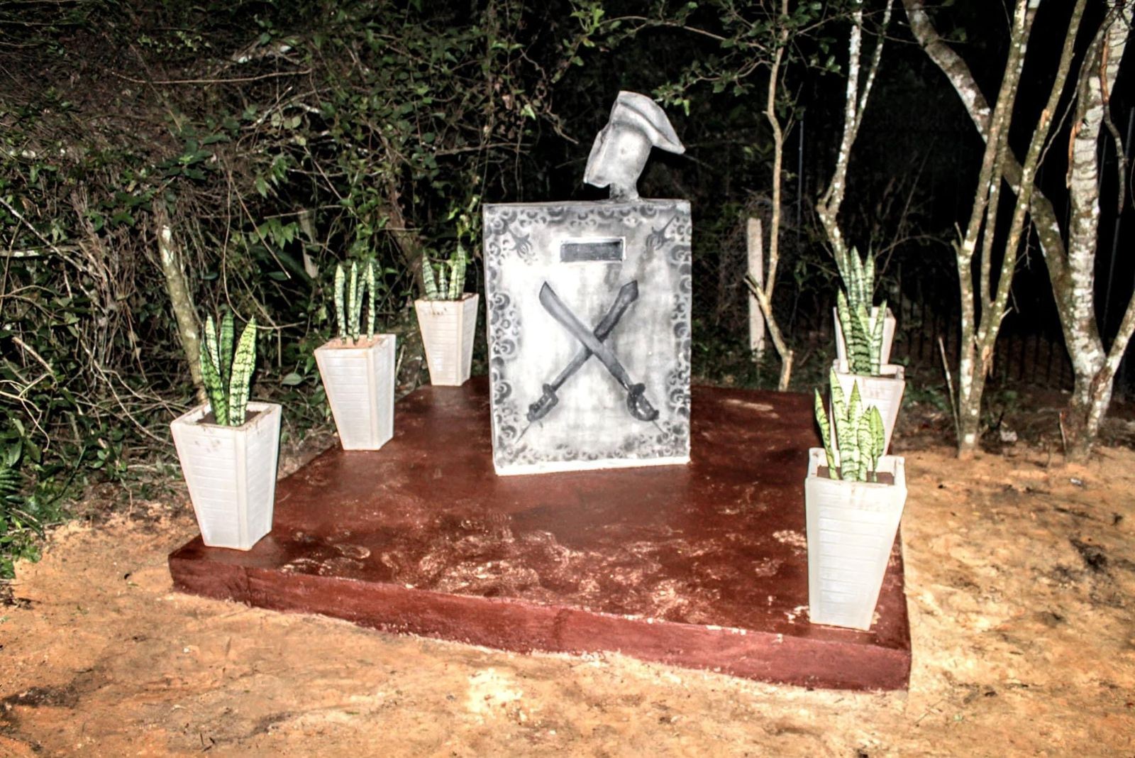 Detalhes das instalações do 'Cemitério de Maria Padilha'