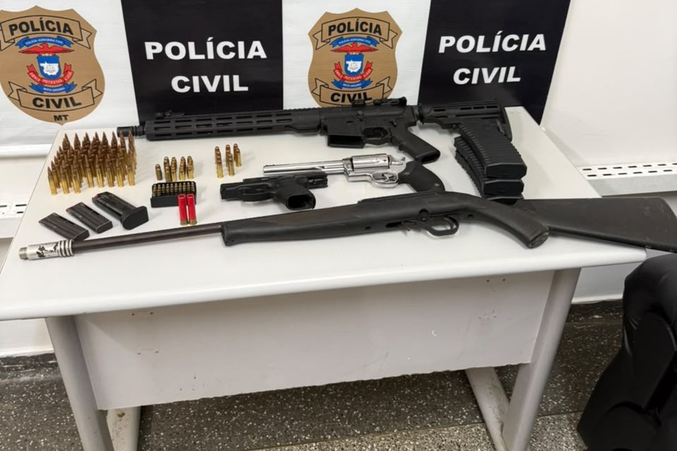 Armas e munições foram encontrada na casa do suspeito — Foto: Polícia Civil