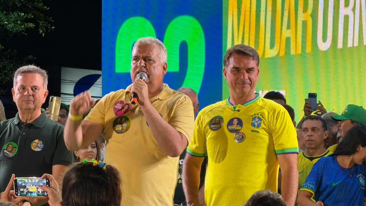 Flávio Bolsonaro cumpre agenda com motocarreata e ato de campanha em Natal