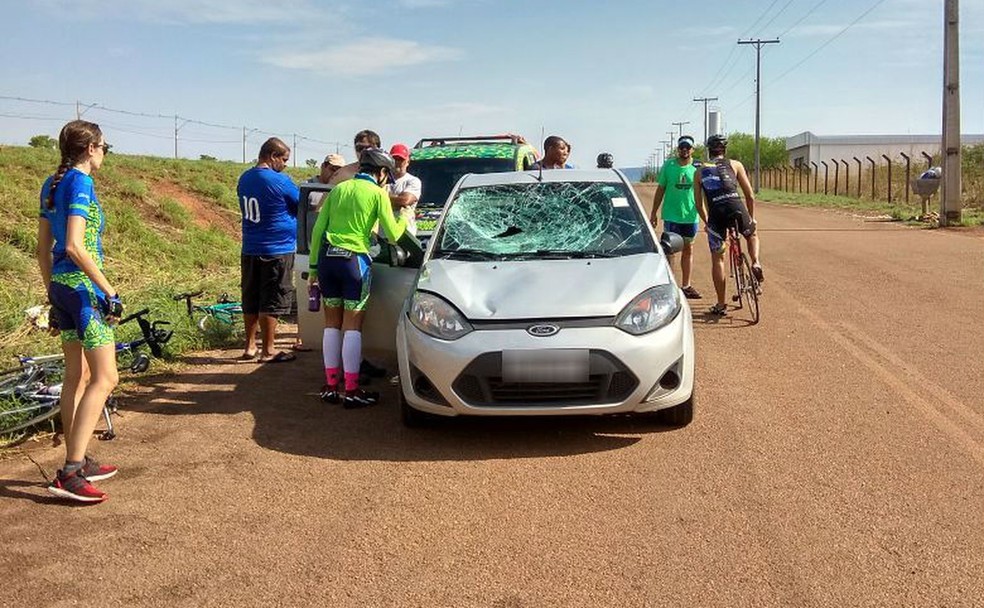 Para-brisas de carro ficou destruído com impacto — Foto: Divulgação
