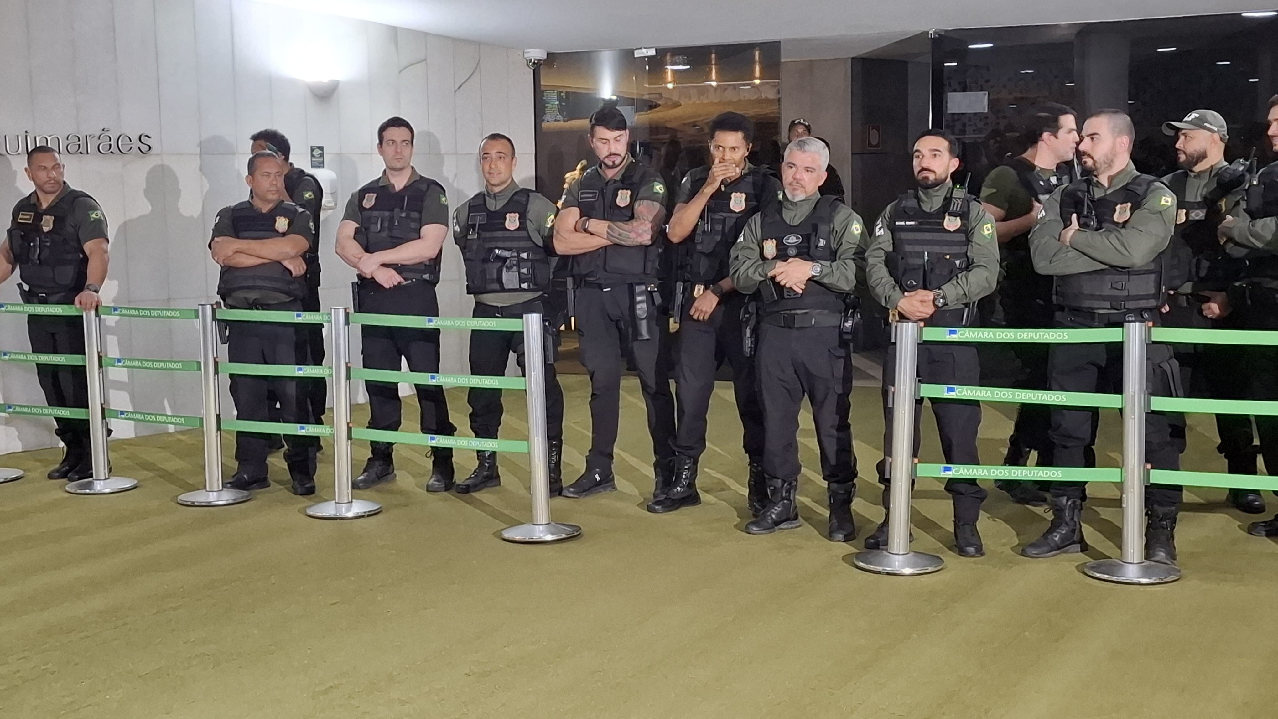 Motta convoca sessão, mas não consegue tirar oposicionistas de ocupação do plenário da Câmara 
