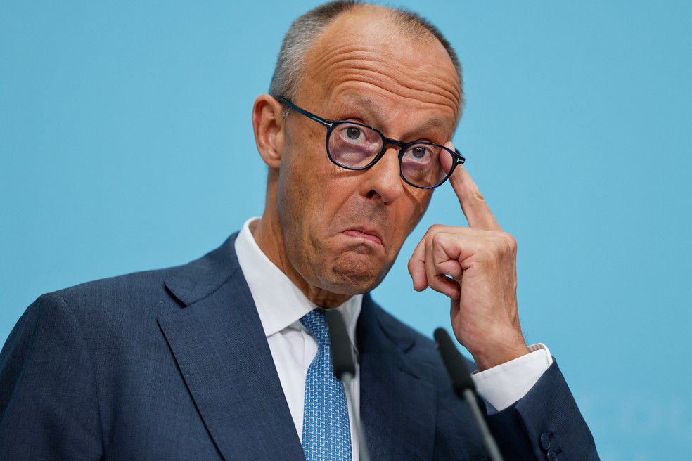 O chanceler alemão e líder da União Democrata-Cristã (CDU), Friedrich Merz, participa de entrevista coletiva em Berlim, um dia após as eleições estaduais na Saxônia-Anhalt, nesta segunda-feira (7). — Foto: REUTERS/Axel Schmidt