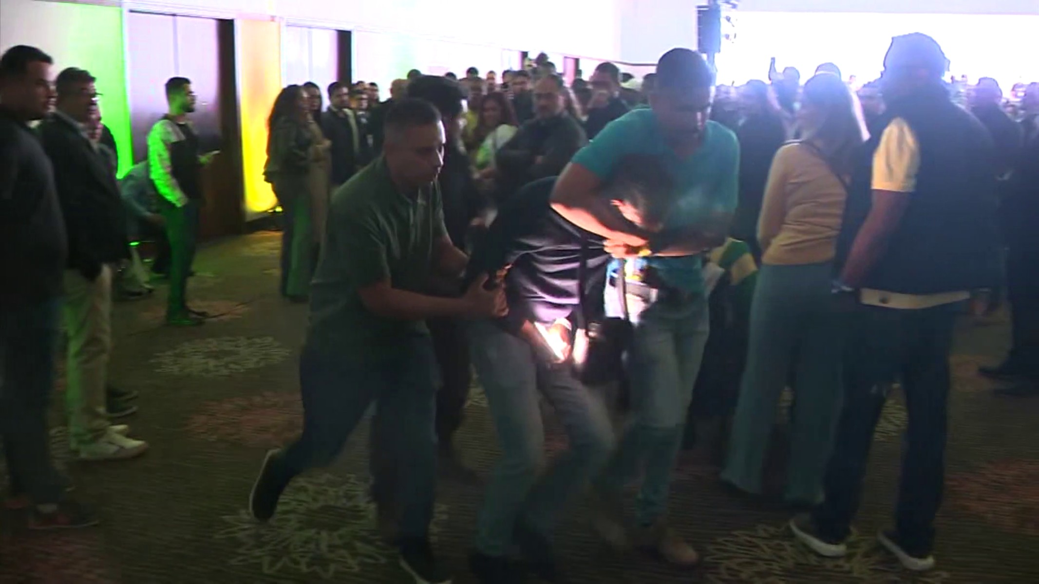 VÍDEO: homens são retirados por seguranças de evento com Flávio Bolsonaro em Campinas