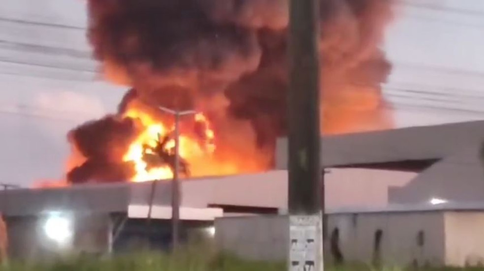 Fábrica têxtil é atingida por incêndio em Maracanaú. — Foto: Maracanauense/ Arquivo pessoal