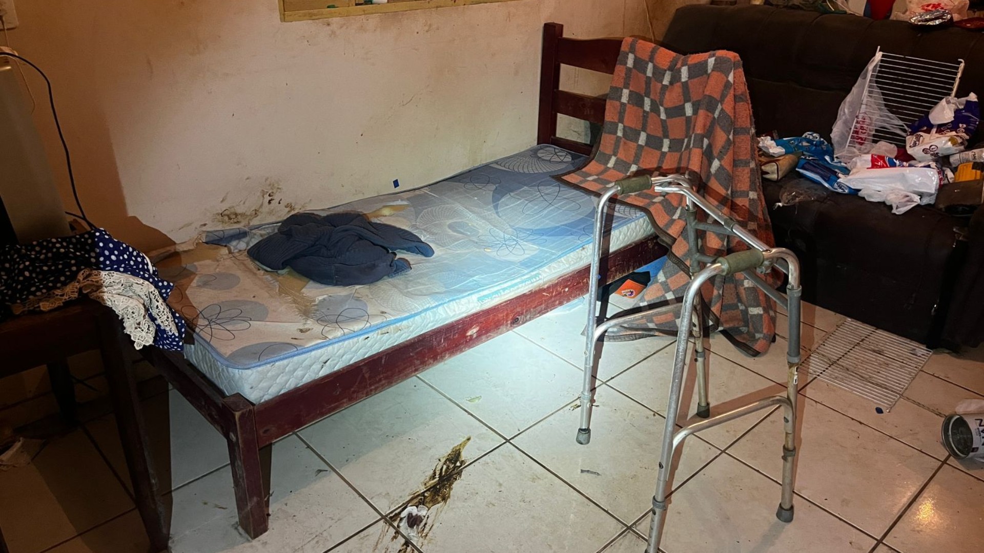 Idosa é mantida por filho em casa insalubre, sofria agressões e tinha aposentadoria retida em MG