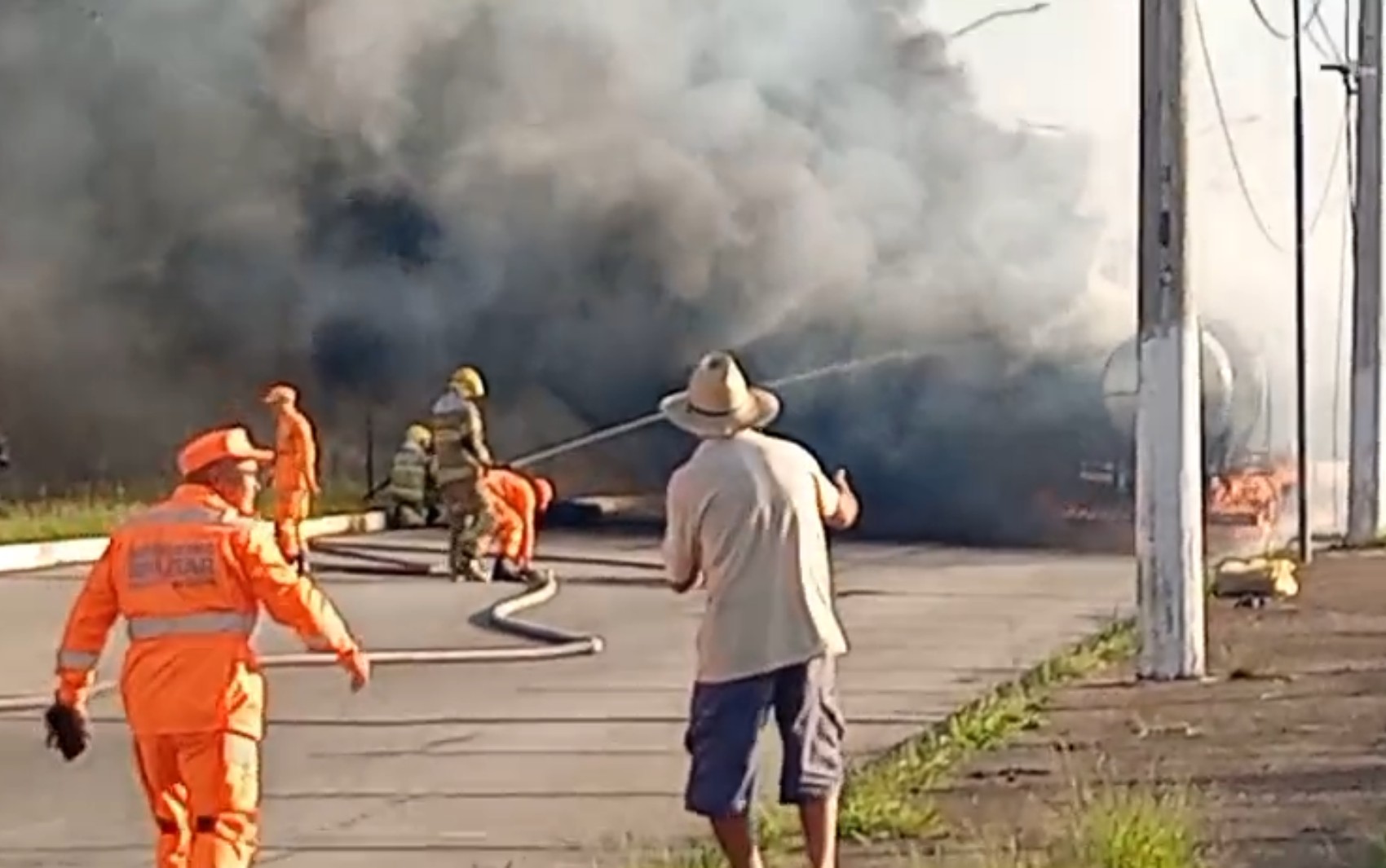 Carreta pega fogo e interdita a Avenida Perimetral, em Pouso Alegre, MG