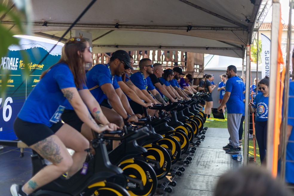 3 de 4
Durante o &ldquo;Pedale para Transformar&rdquo;, participantes converteram pedaladas em doa&ccedil;&otilde;es de alimentos para fam&iacute;lias em situa&ccedil;&atilde;o de vulnerabilidade social &mdash; Foto: Acervo Bracell