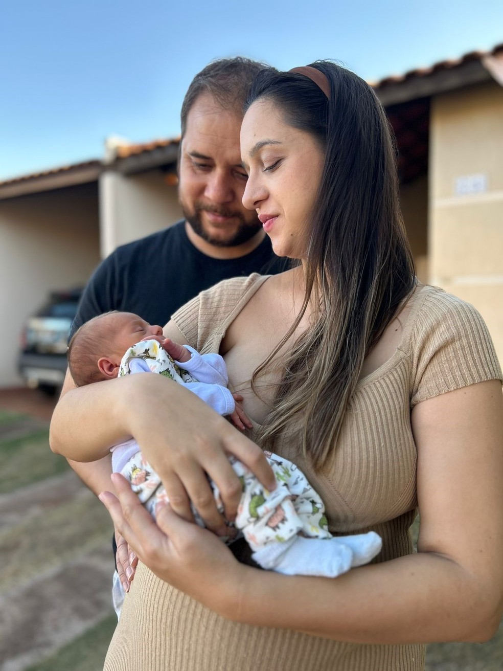 O casal Rodrigo e Jessica com o filho Bernardo  — Foto: Arquivo Pessoal/ Reprodução