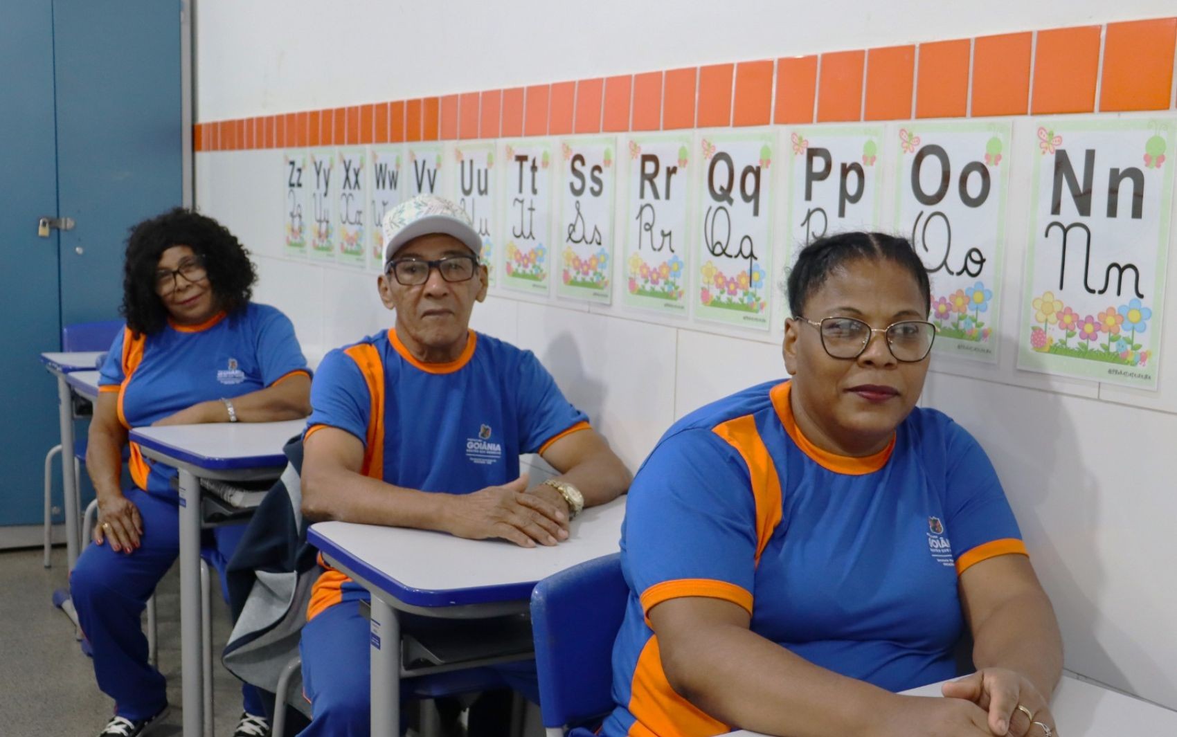 Filha de 51 anos volta a estudar em Goiânia e frequenta a mesma escola dos pais, de 74 e 69 anos