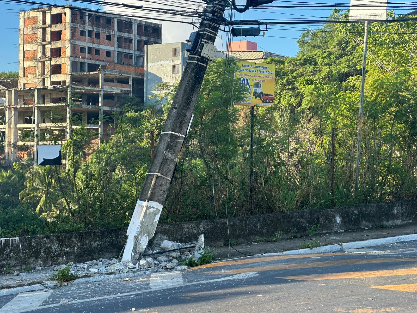 Caminhão colide contra poste que fica pendurado em fiação na Av. Rotary, em Maceió