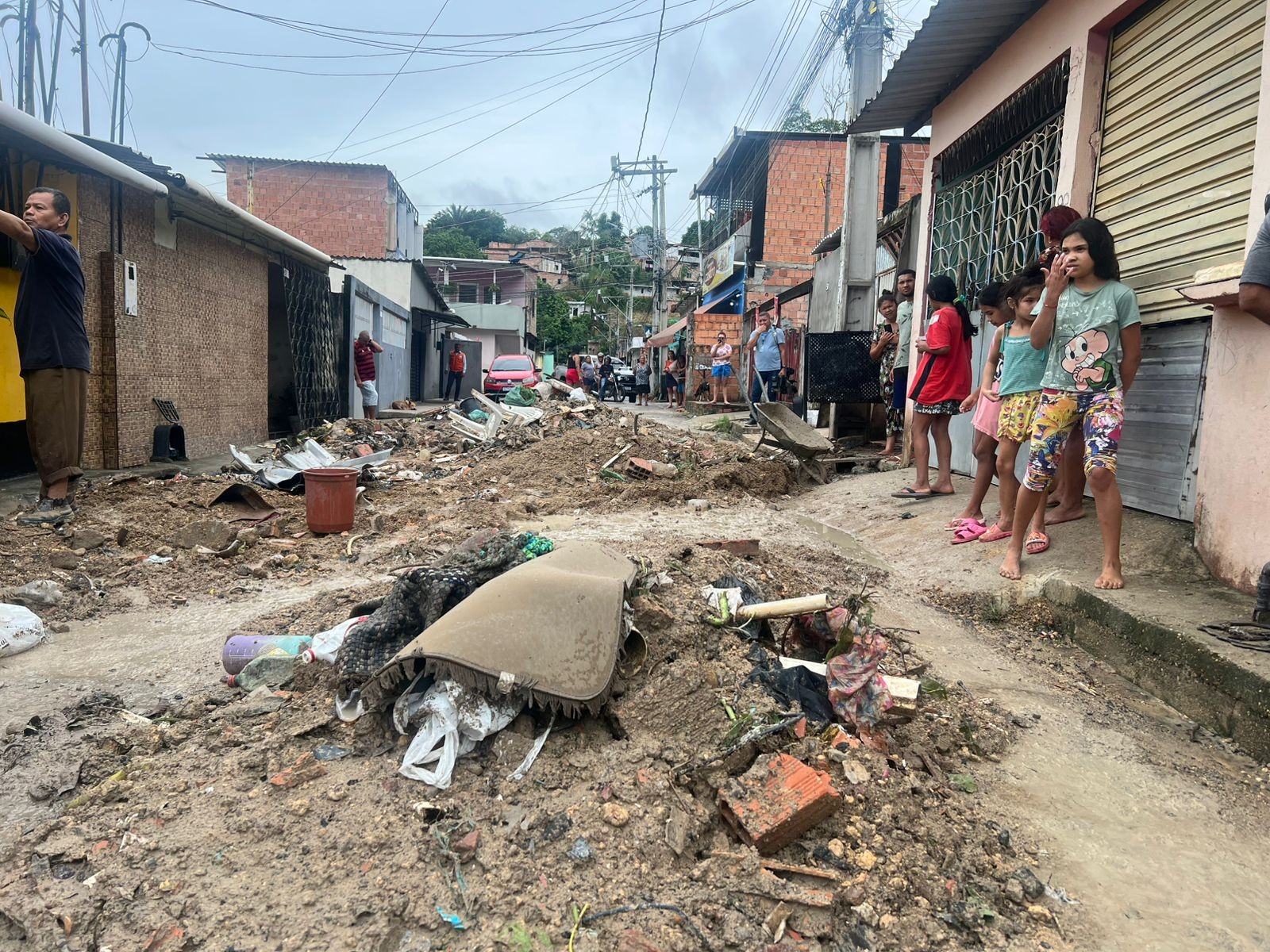 Tubulação se rompe após forte chuva e água invade casas na Zona Norte de Manaus