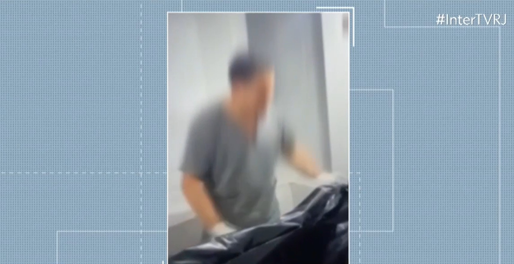 Maqueiro 'brinca' enquanto manipula dois corpos ensacados em capela de hospital: 'presuntinho'; VÍDEO