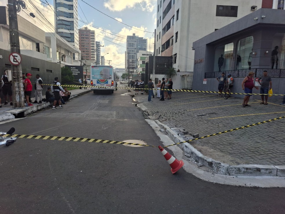 Local onde o acidente aconteceu foi interditado, em João Pessoa — Foto: Plínio Almeida/TV Cabo Branco