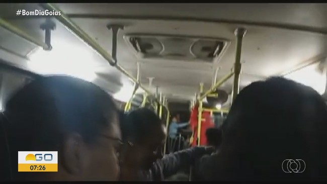 Passageiros reclamam de lotao em nibus da Grande Goinia