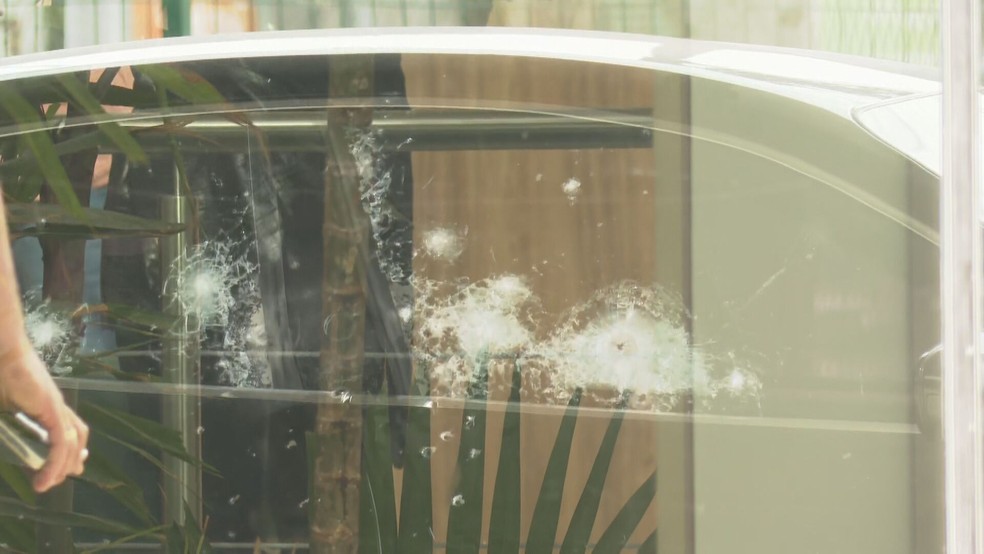 Marcas de tiros no carro de Vinicius Drumond na Barra da Tijuca, na Zona Oeste do Rio — Foto: Betinho Casas Novas/ TV Globo