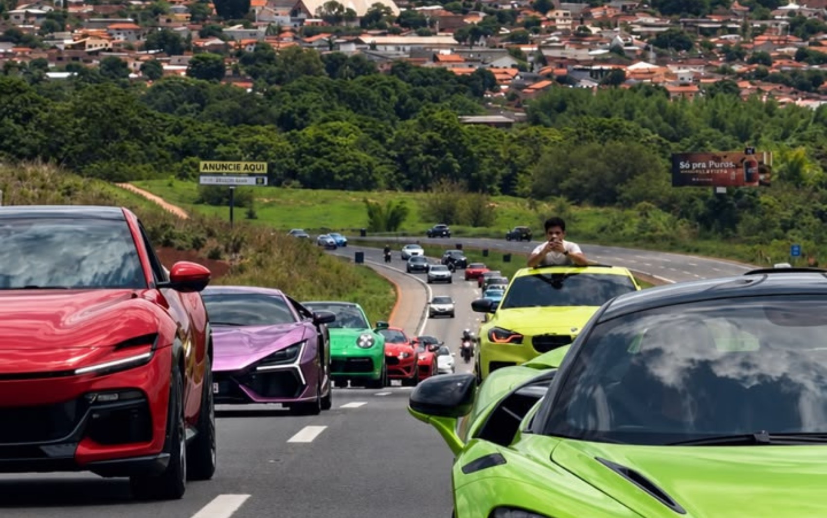 Carros de luxo formam fila e impressionam em Goiânia; vídeo