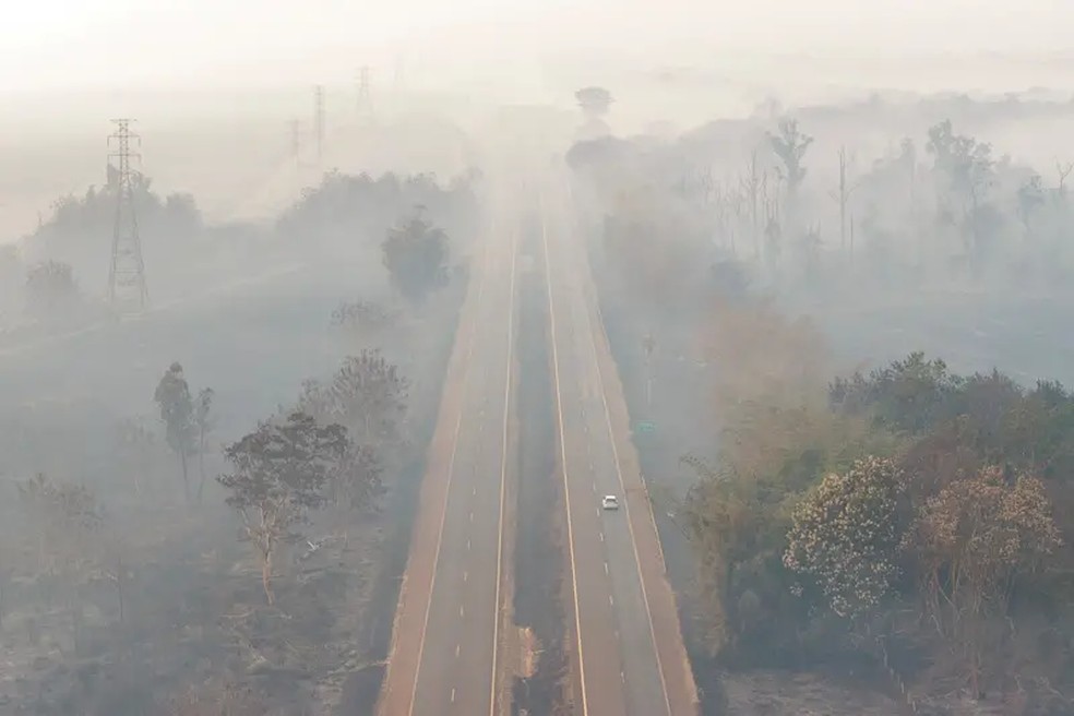 Rodovia no Brasil encoberta por fumaça em 2024 — Foto: Reuters