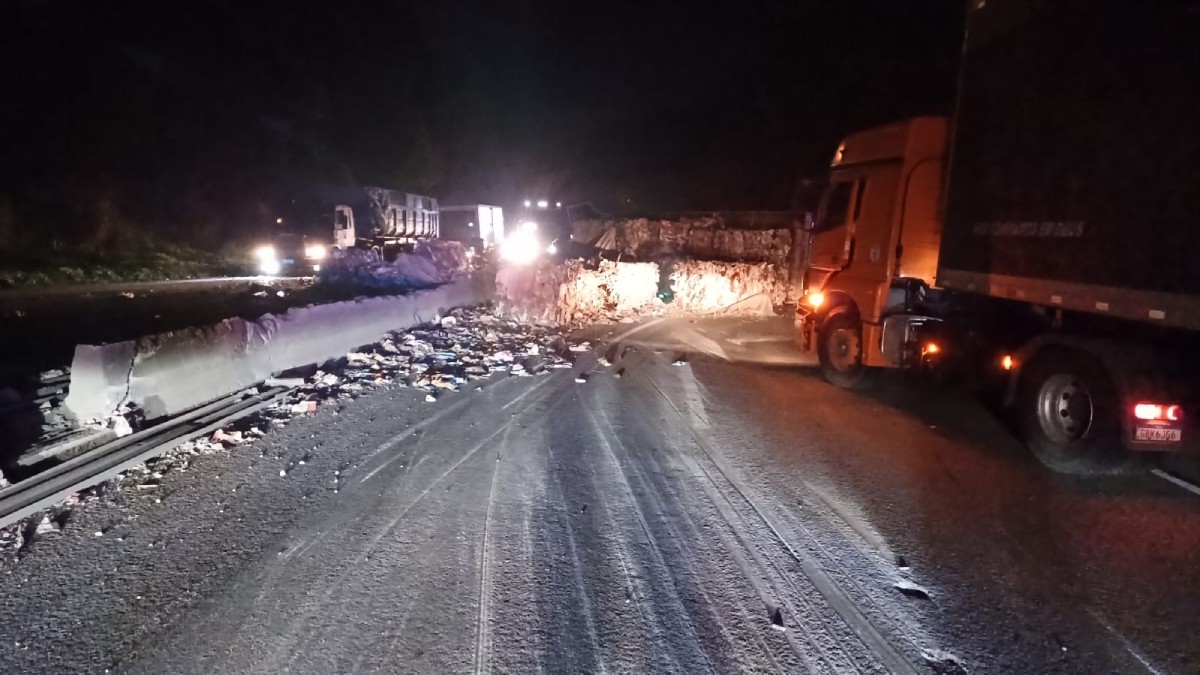 Serra das Araras é totalmente liberada após tombamento de carreta; congestionamento chegou a 19 km