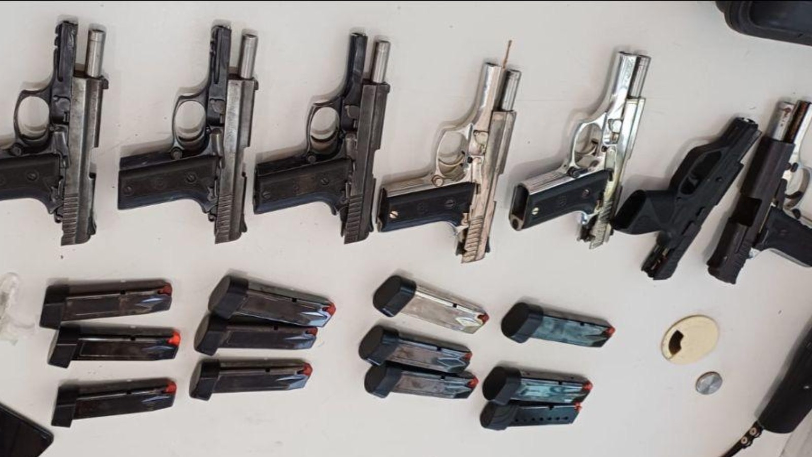 Passageiro é preso ao transportar 7 pistolas e 12 carregadores de arma em ônibus de viagem no Ceará
