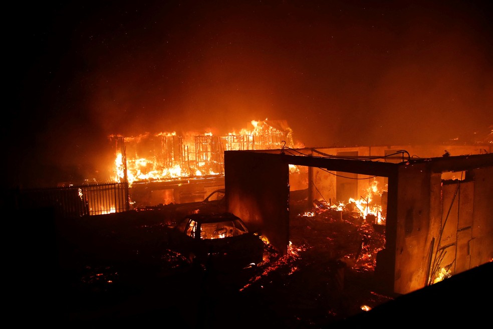 Fogo de incndios florestais se alastrou e destruiu casas e veculos no Chile  Foto: Javier Torres/AFP