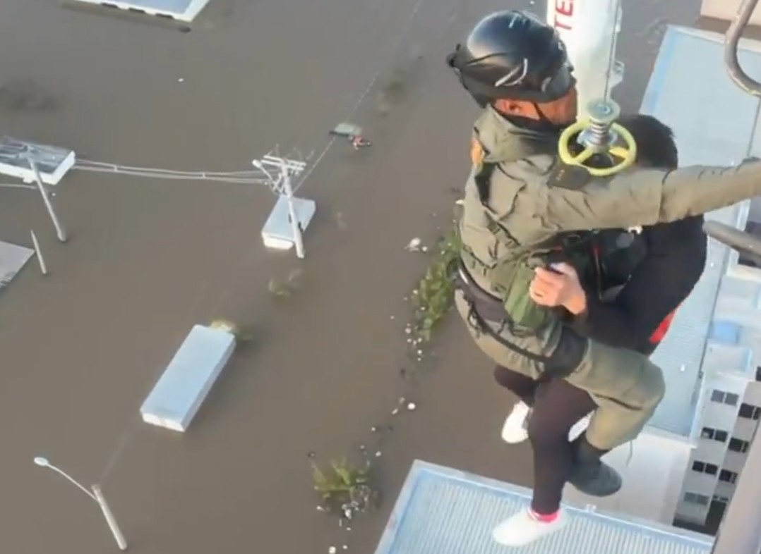 VÍDEO: sete pessoas são resgatadas no telhado de prédio por helicóptero do Exército no Rio Grande do Sul