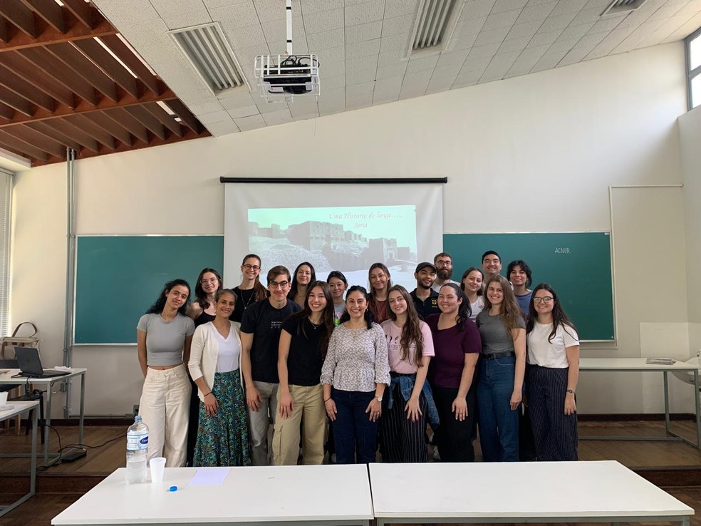 Após quase 10 anos formada, Lucia voltou à universidade para falar sobre a arquitetura síria estudantes — Foto: Arquivo Pessoal/Paulo Chiesa