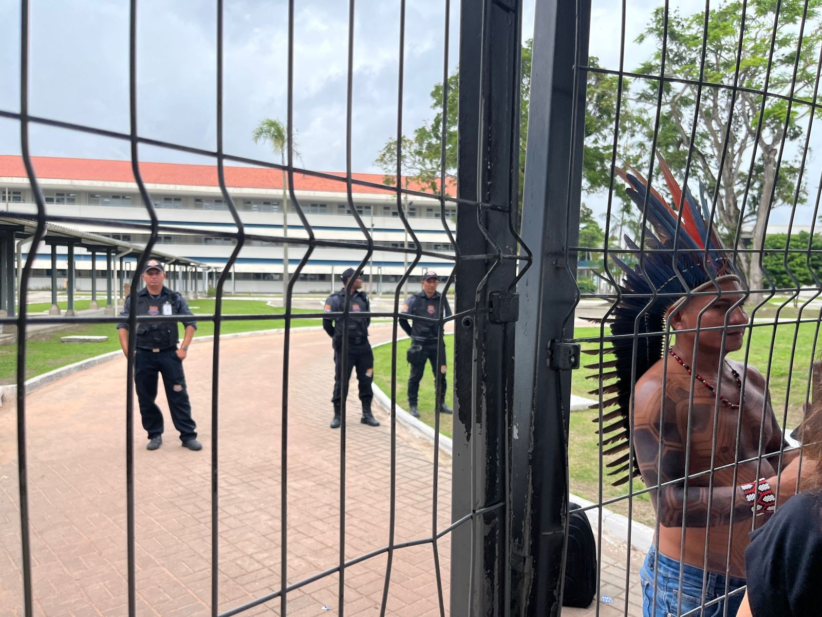 Protesto de indígenas contra ensino a distância entra no 2º dia, e mais de 100 manifestantes ocupam a Secretaria de Educação