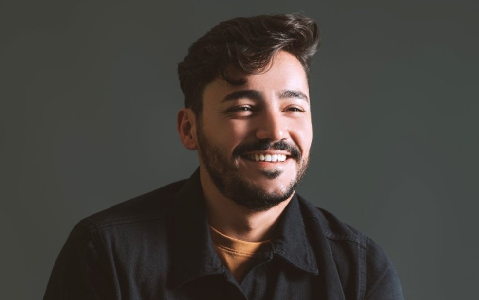 O cantor e compositor Thiago Brado desembarca no Teatro Riachuelo para uma noite inesquecível de louvor, emoção e memórias — Foto: Divulgação