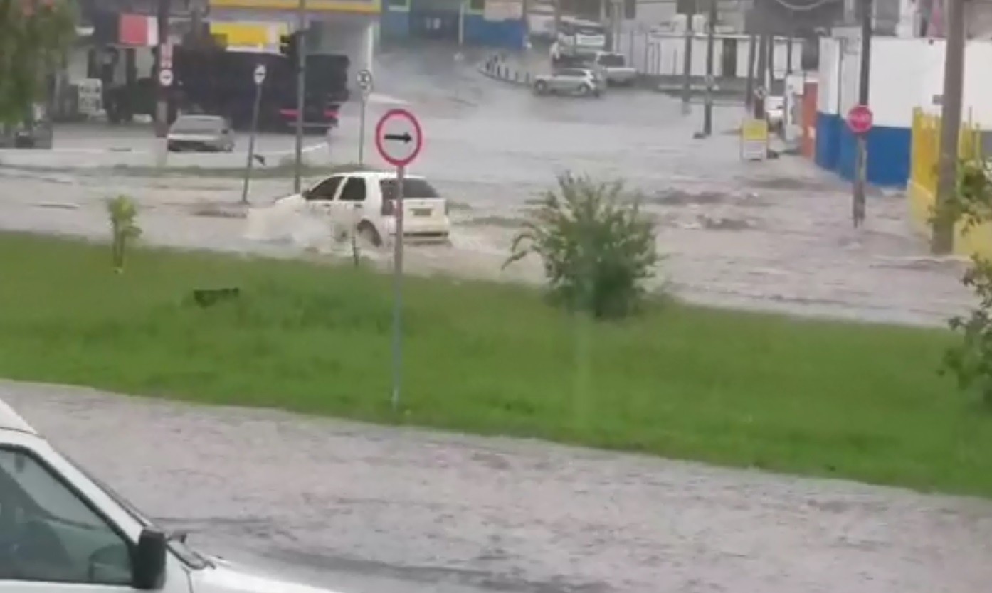 Com chuvas fortes e 'virada' no tempo, Piracicaba sofre com alagamentos na região central