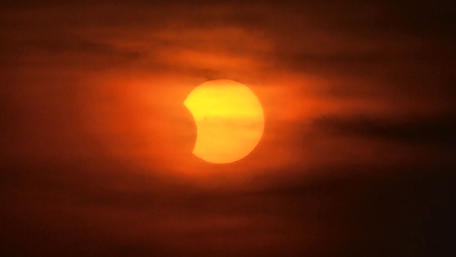 Moradores de Mogi das Cruzes conseguem observar eclipse solar nesta quarta-feira