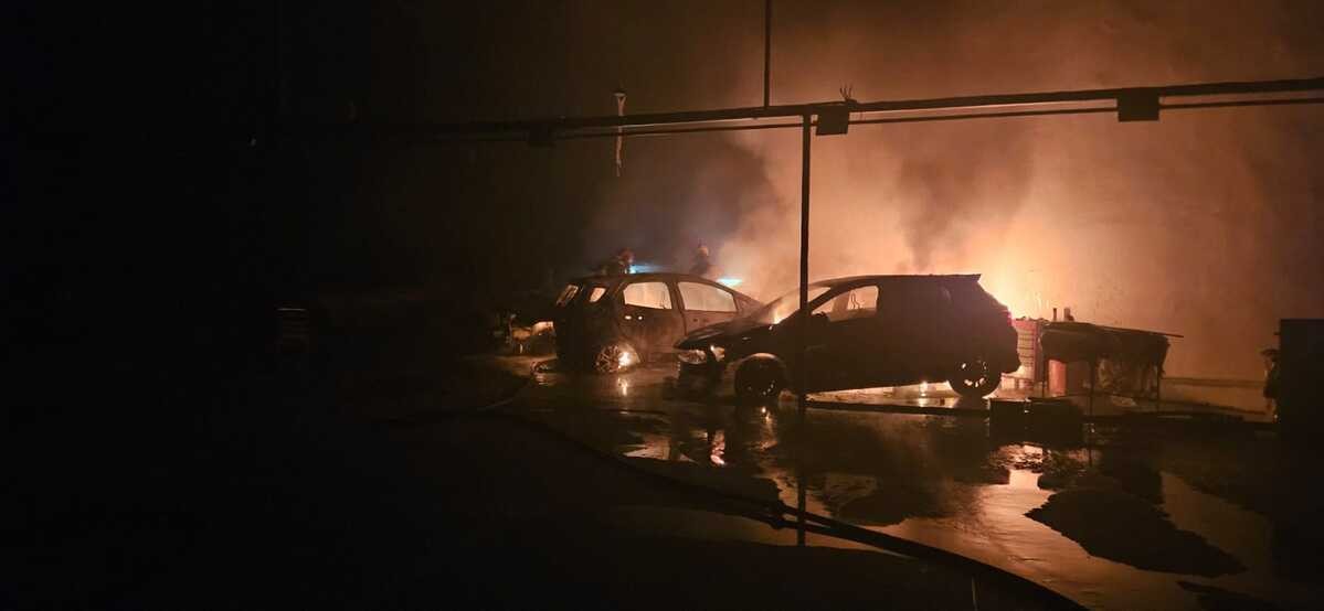 Incêndio em oficina automotiva destrói veículos no Bairro Poço Rico, em Juiz de Fora; VÍDEO 