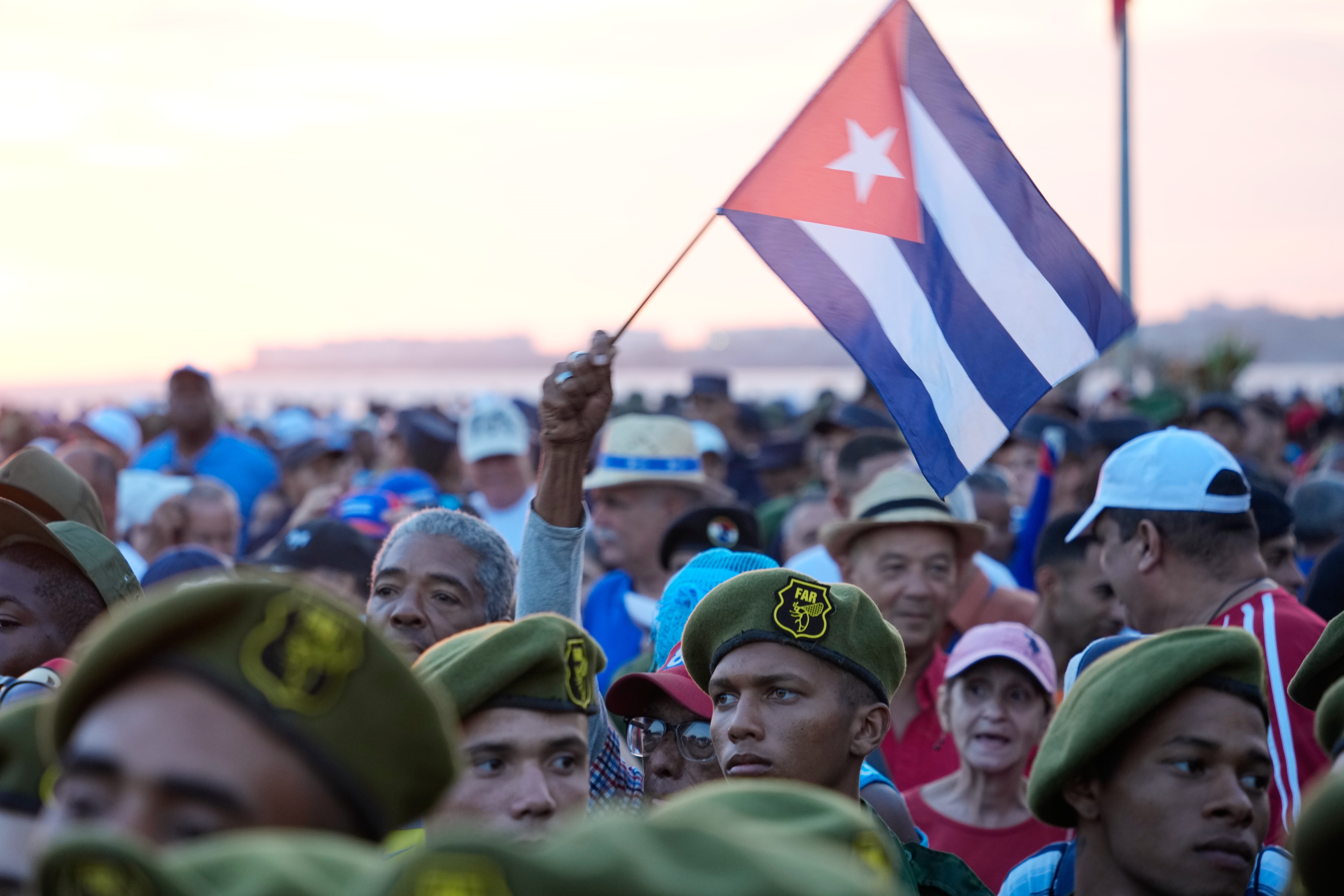 Cubanos protestam em frente à embaixada dos EUA em Havana contra acusação de Raúl Castro