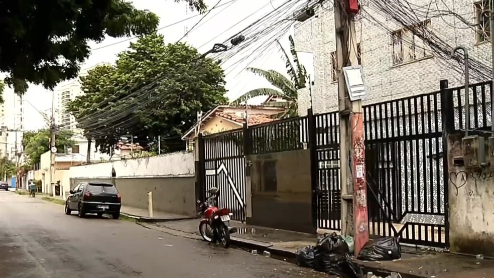 Homem foi morto no prédio onde trabalhava. — Foto: Reprodução/TV Verdes Mares