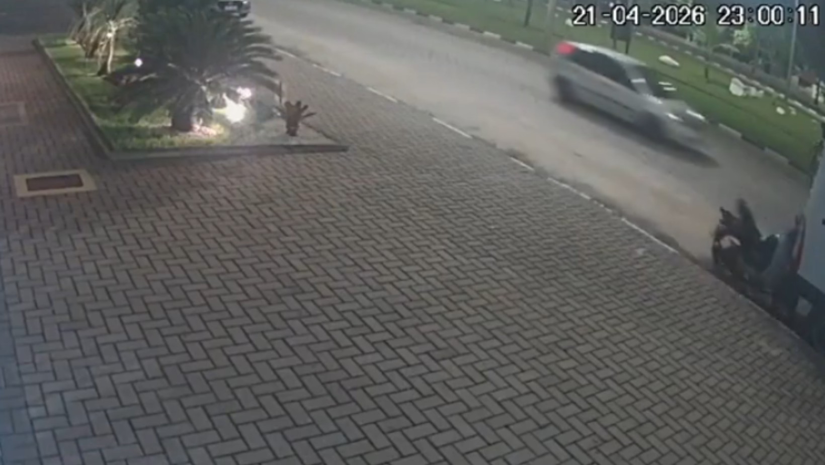 VÍDEO mostra momento em que motociclista bate em van e morre após perseguição em Caraguatatuba, SP