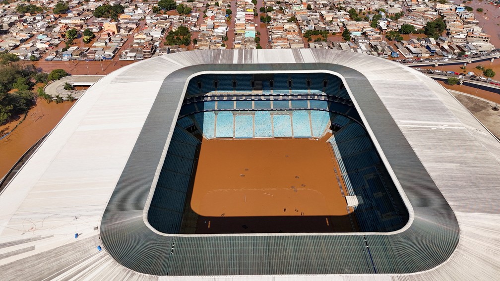 6 de maio - Gramado da Arena do Grêmio ficou inundado, assim como os arredores do estádio em Porto Alegre — Foto: Amanda Perobelli/Reuters