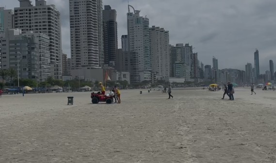 Lancha atropela duas pessoas e mata banhista na Praia Central de Balneário Camboriú