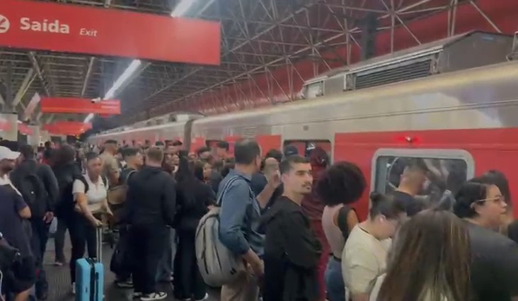 Falha em trem da Linha 11-Coral deixa plataformas lotadas, causa lentidão, e passageiros precisam caminhar até estação Brás
