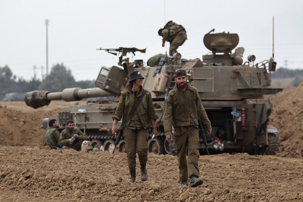 Soldados israelenses posicionados na região da fronteira com a Faixa de Gaza, em 9 de outubro de 2023 — Foto: Jack Guez/AFP