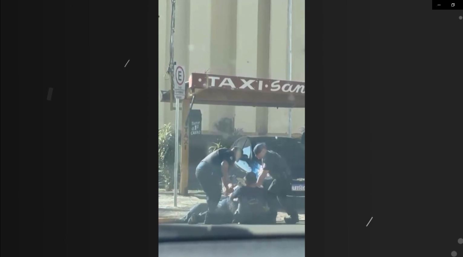 VÍDEO: Guardas entram em luta corporal e imobilizam mulher que tentava entrar em prédio de prefeitura