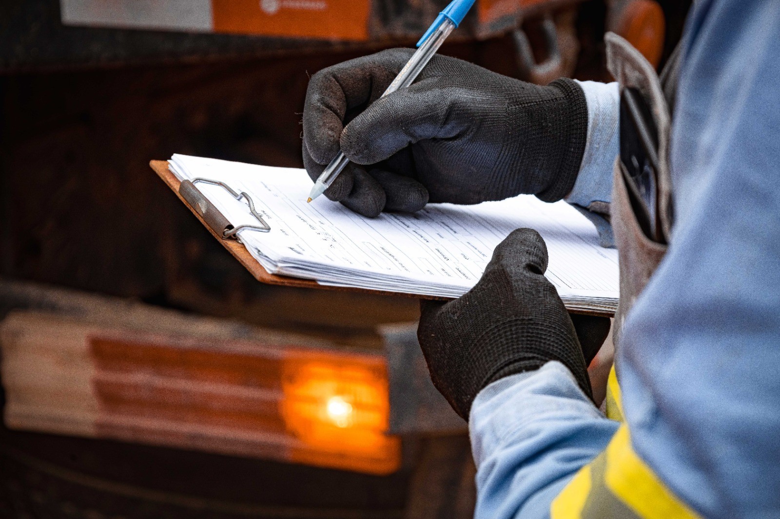 Hotel à beira-mar em Maragogi é flagrado com “gato” de energia durante operação policial