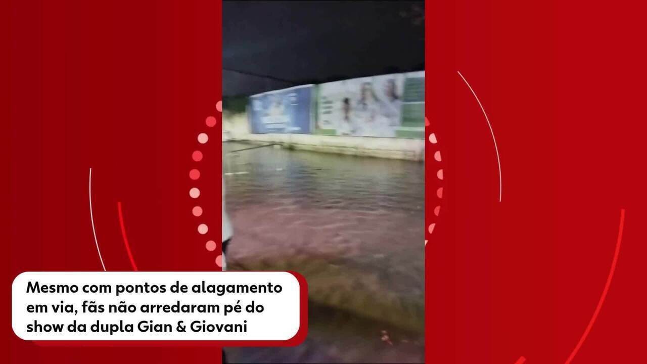 Fãs de Gian & Giovani lotam rua em Divinópolis para acompanhar show e enfrentam chuva forte e até pontos de alagamento na via durante apresentação