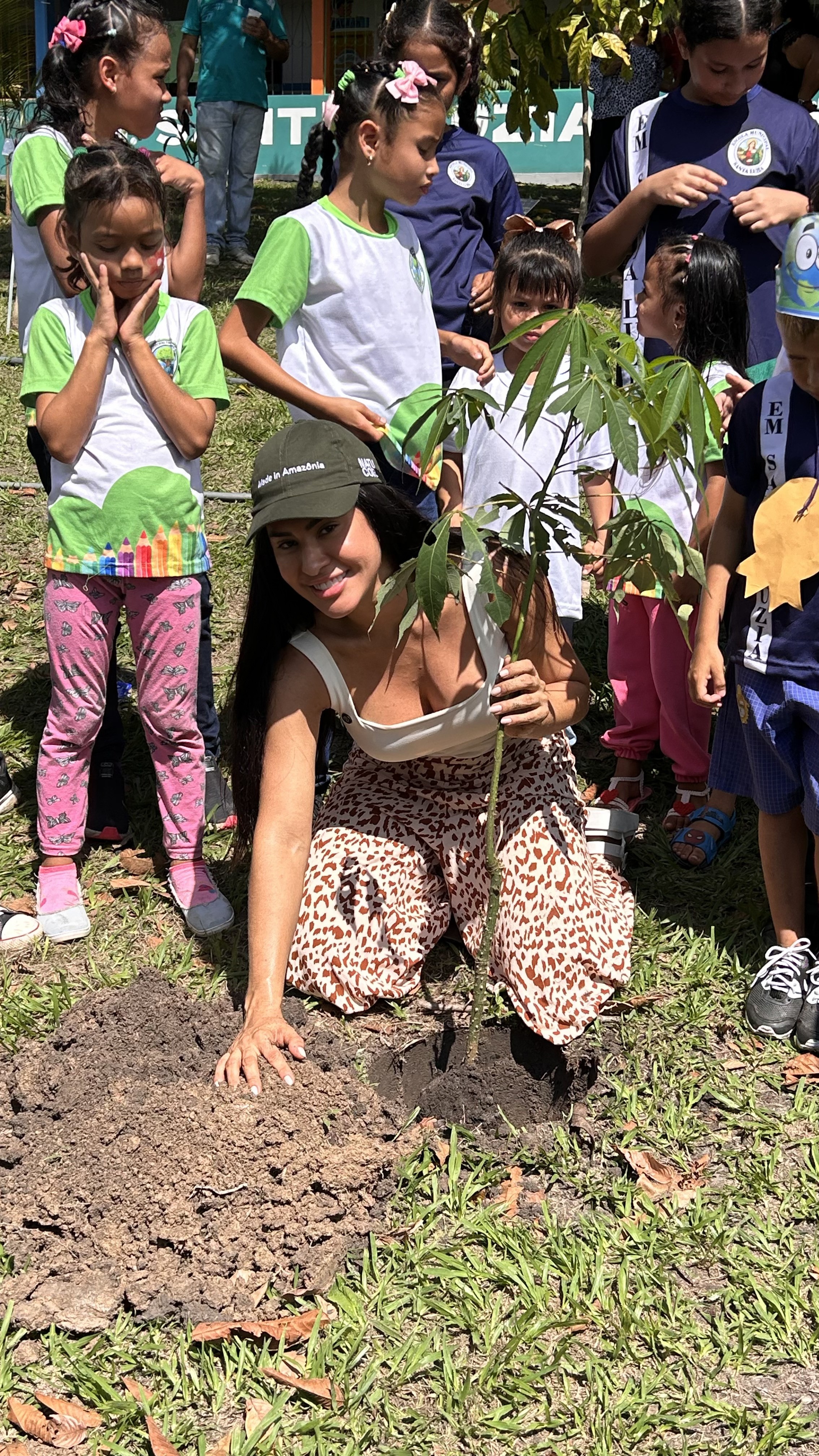 Isabelle Nogueira planta mais de 700 árvores para recuperar área desmatada na Zona Rural de Manaus