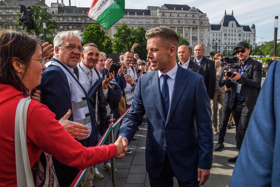 Magyar encontra-se com simpatizantes ao chegar à Praça Kossuth, antes da sessão inaugural do novo Parlamento e da posse cerimonial dos representantes em Budapeste, em 9 de maio de 2026. — Foto: AFP