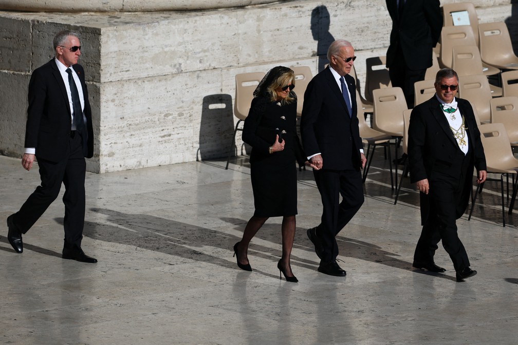 Ex-presidente dos EUA, joe Biden, chega à Praça de são pedro para missa de funeral do papa — Foto: REUTERS/Kai Pfaffenbach