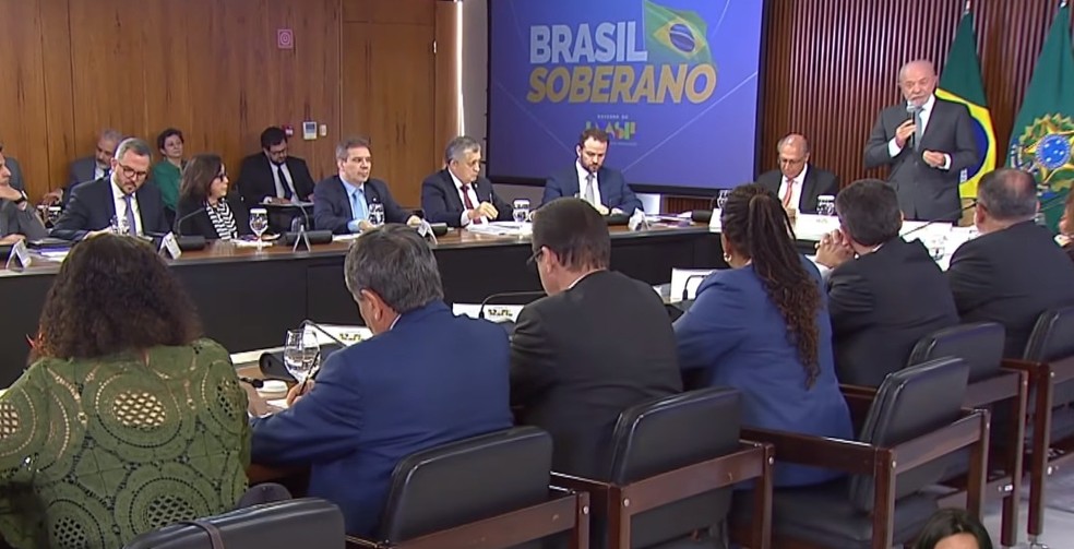 Lula conduz reunião ministerial com frase 'Brasil soberano' exibida em telão — Foto: Reprodução/Canal Gov