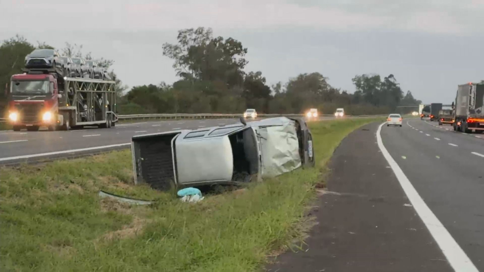 Sequência de capotamentos: carro capota na freeway, caminhonete tenta desviar e cai no canteiro central