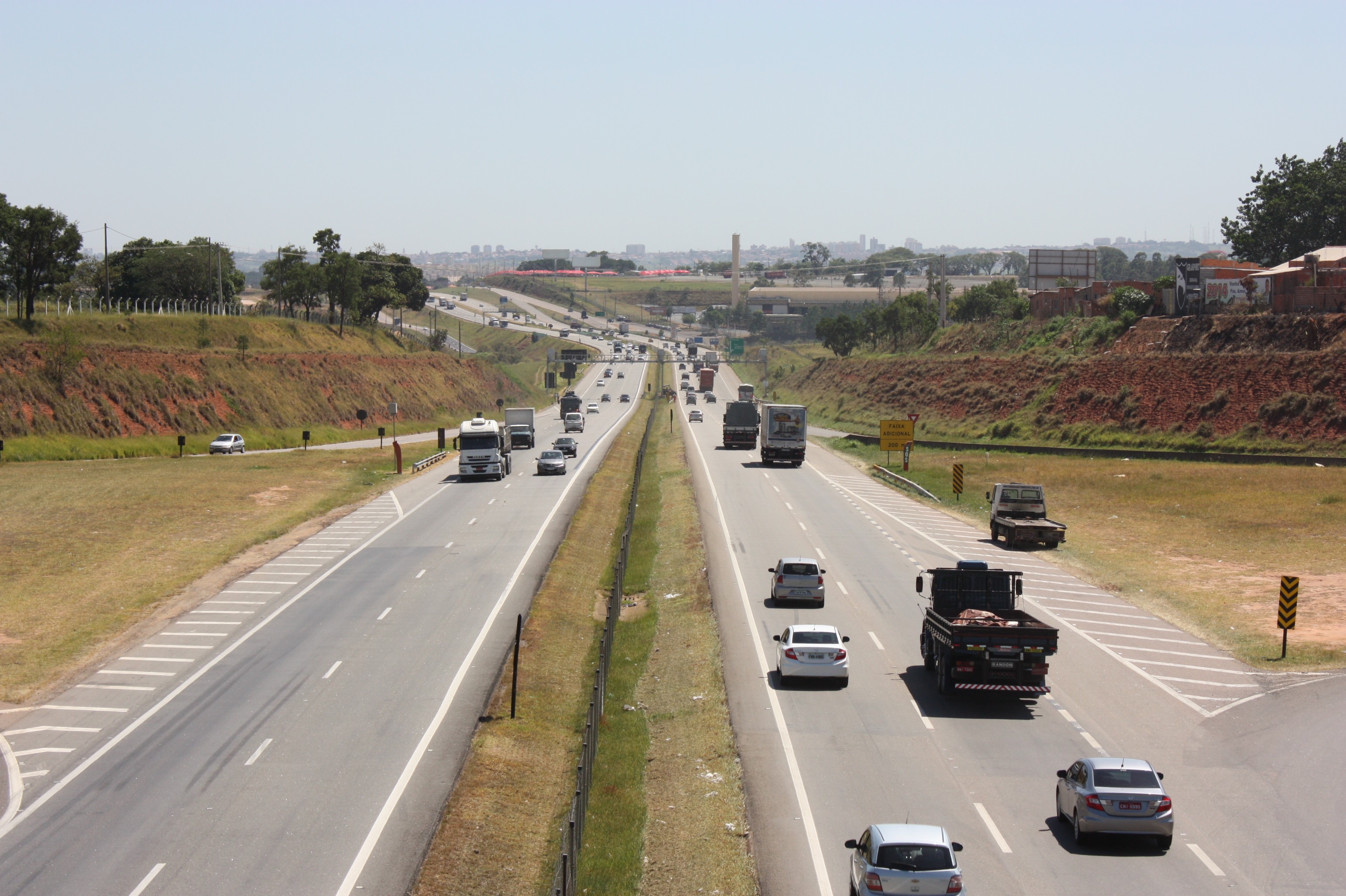 Duas pessoas ficam feridas após acidente com moto e cinco carros na Santos Dumont em Indaiatuba