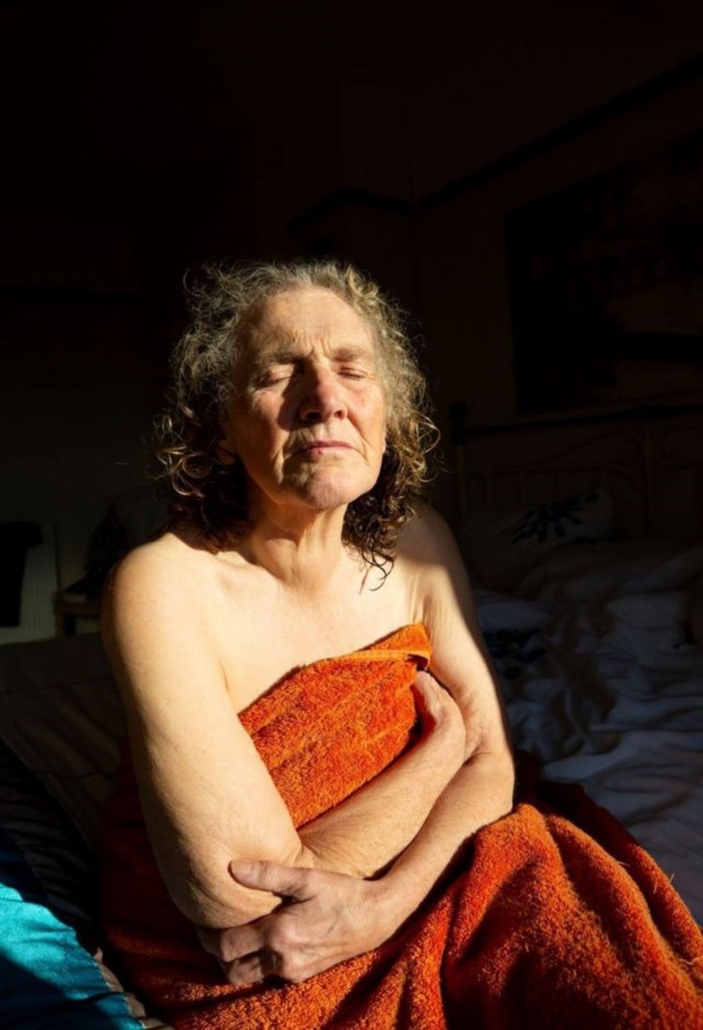 A fotógrafa que registra a agonia de perder a mãe aos poucos para a demência  | Mundo | G1