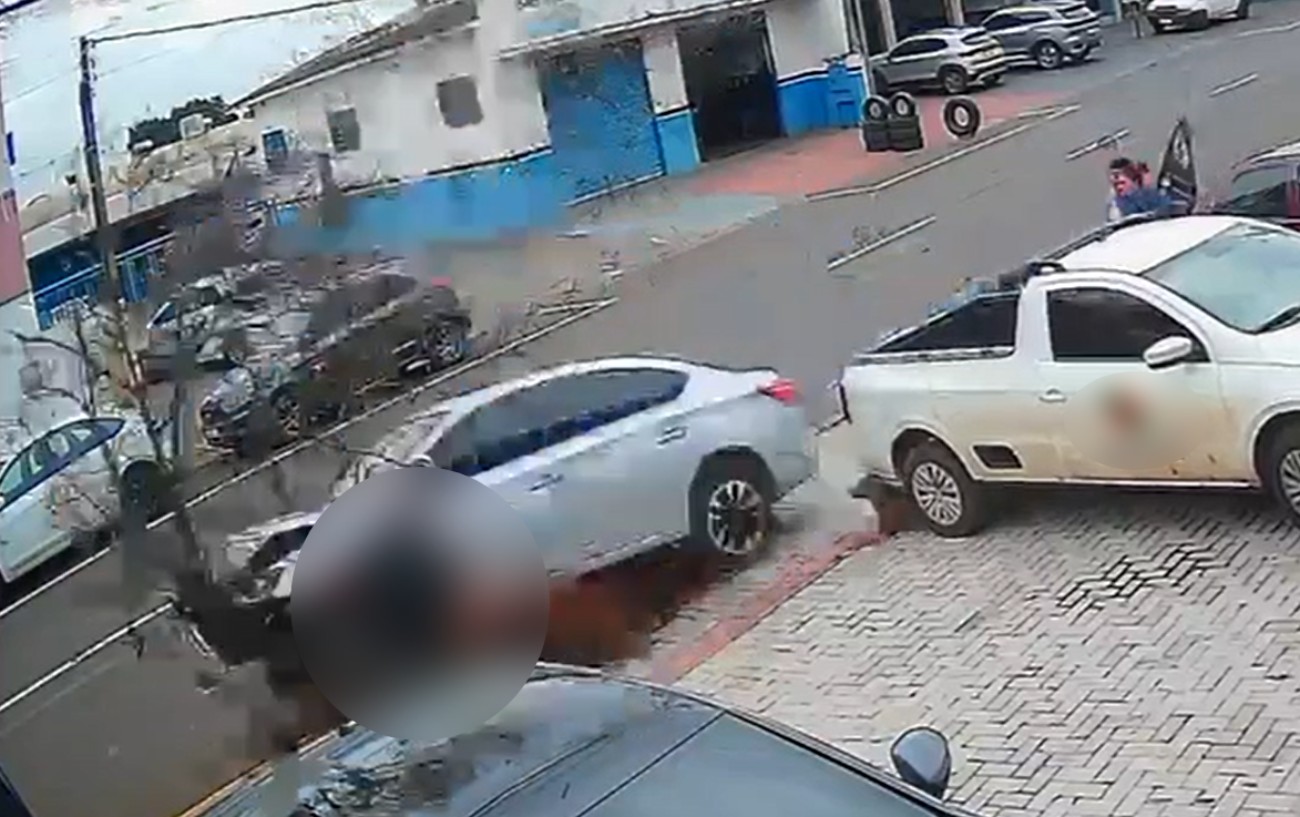 VÍDEO: pedestres são atropelados no Paraná após carro invadir calçada, e motorista diz que desmaiou antes do acidente